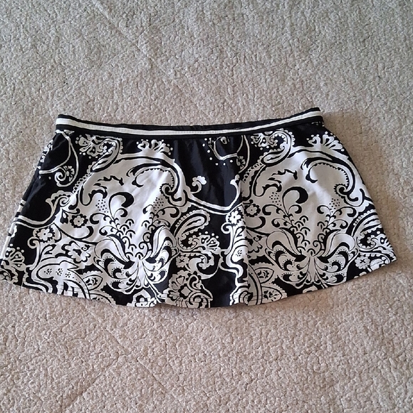 24th & Ocean Black and White Swim Skirt - Picture 4 of 4